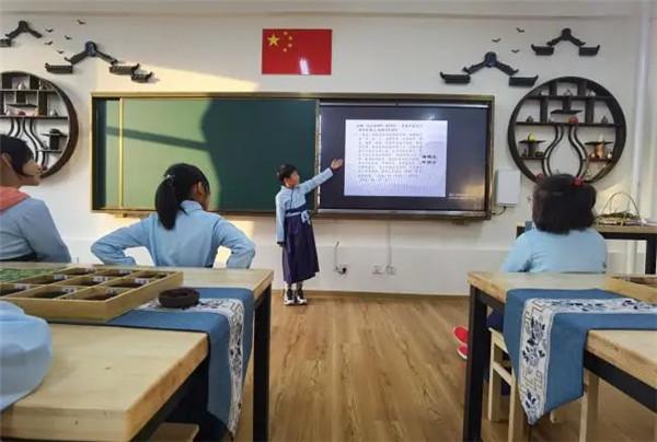 青岛崂山区第三实验小学开展中医药文化主题队活动