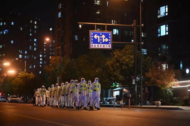 “好巧，你也在！”一对夫妻几天不见，意外相遇！冬日里，温暖的故事不断上演……