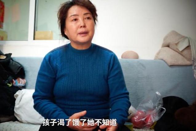 18岁女孩未婚产子住旅馆，老板发声：不想爱心人士捐款养两条懒虫