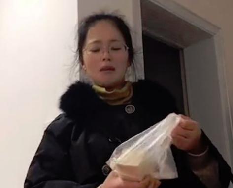 女子被变相降薪，下班后对着丈夫哭泣：不能陪你一起还房贷了