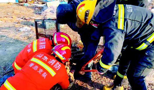 即墨一男子被狗链缠住冻得瑟瑟发抖 消防人员紧急破拆