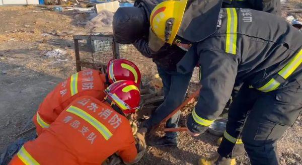 无奇不有！男子被狗拴住了 即墨消防出动14人帮他脱困