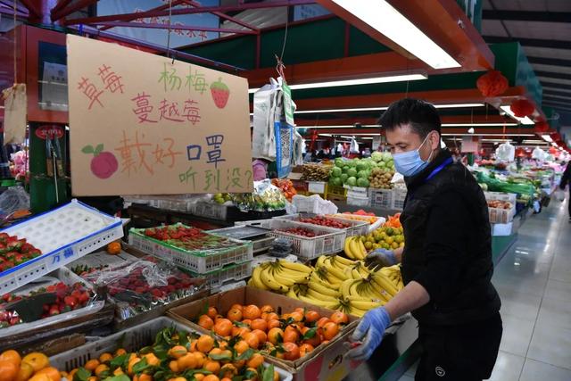 “草莓杨梅蔓越莓 戴好口罩听到没” 八里台镇金角菜市场的瓜果蔬菜喊你戴口罩了！