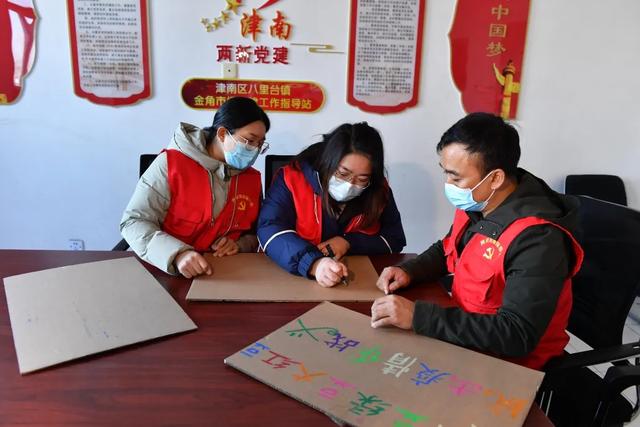 “草莓杨梅蔓越莓 戴好口罩听到没” 八里台镇金角菜市场的瓜果蔬菜喊你戴口罩了！