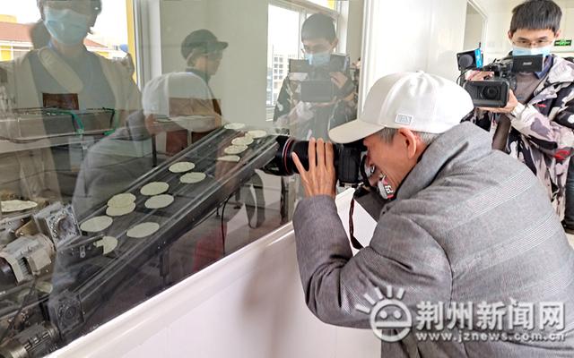 “走基层 看发展 跟着小风乡村行”首站走进江陵县熊河镇