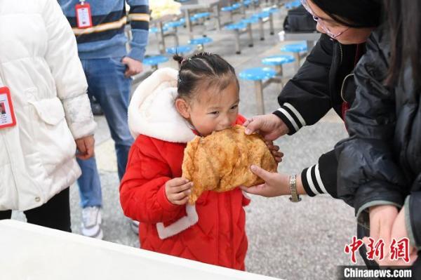 湖南平江一工厂食堂制巨型辣条饺子迎冬至