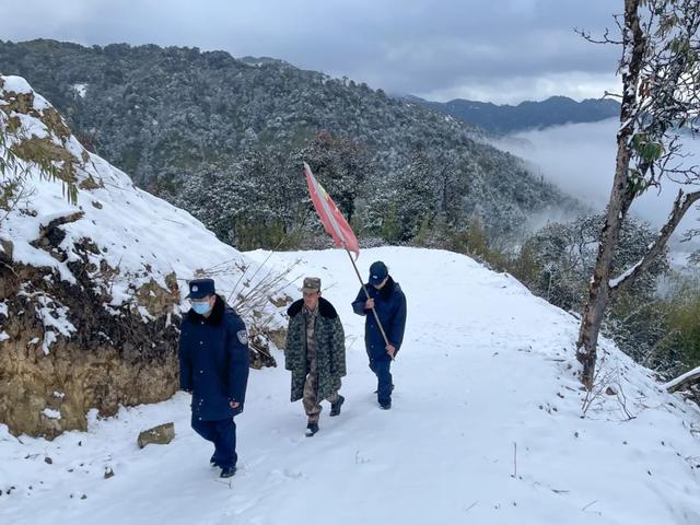 当冬雪白遇上警察蓝，绘就边境线上的绝美风景