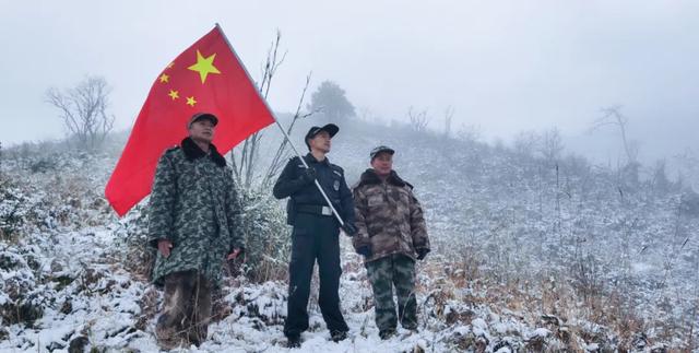 当冬雪白遇上警察蓝，绘就边境线上的绝美风景