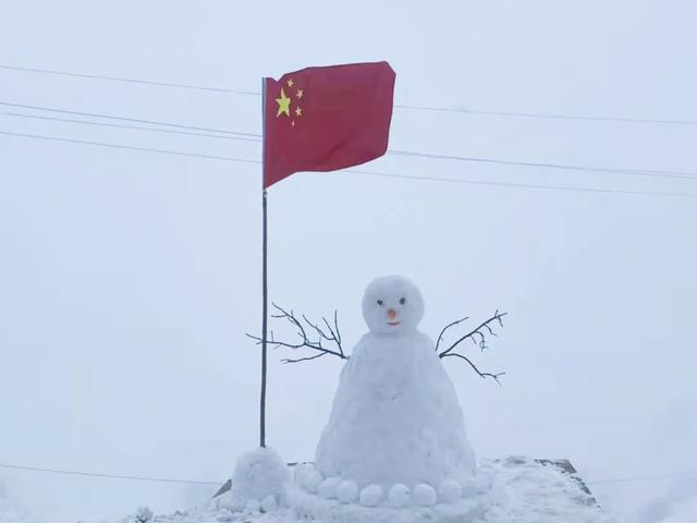 当冬雪白遇上警察蓝，绘就边境线上的绝美风景