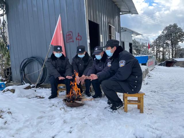 当冬雪白遇上警察蓝，绘就边境线上的绝美风景