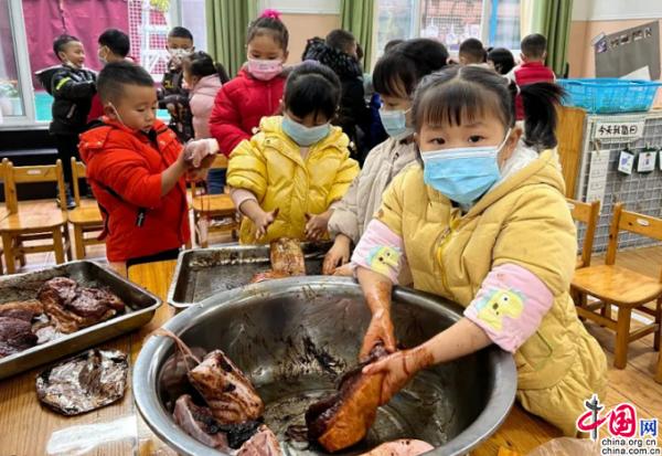 人间烟火年味浓，天府新区兴隆幼儿园萌娃大展身手腌腊肉！