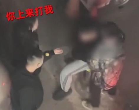 情侣当街吵架，男生猛扇自己耳光，路过大哥误认其打女人上前暴揍