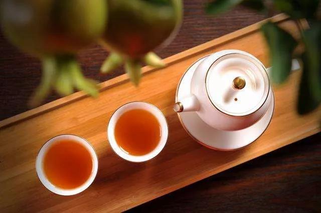 天山茶城的专家提醒你：冬季适宜喝这些茶……