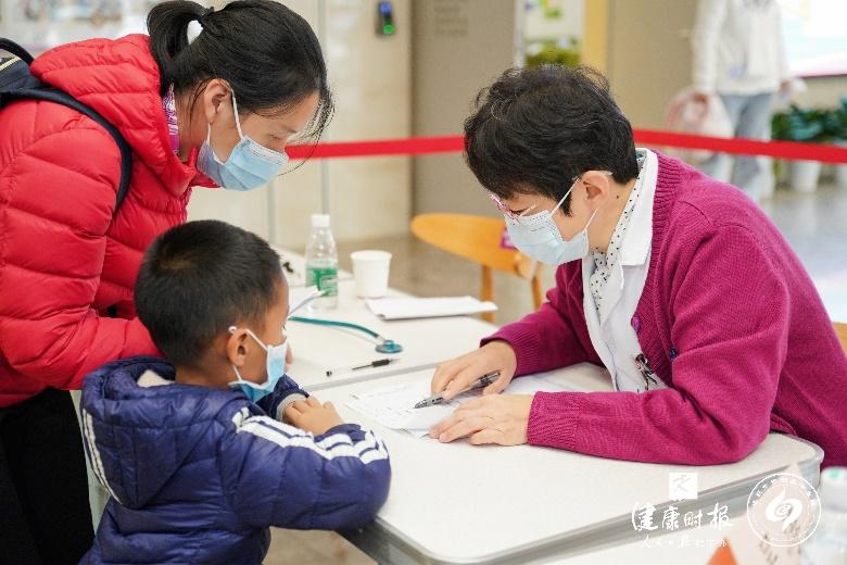 “中国儿童生长发育健康传播行”走进深圳罗湖，罗湖中医院儿科中医特色疗法受好评