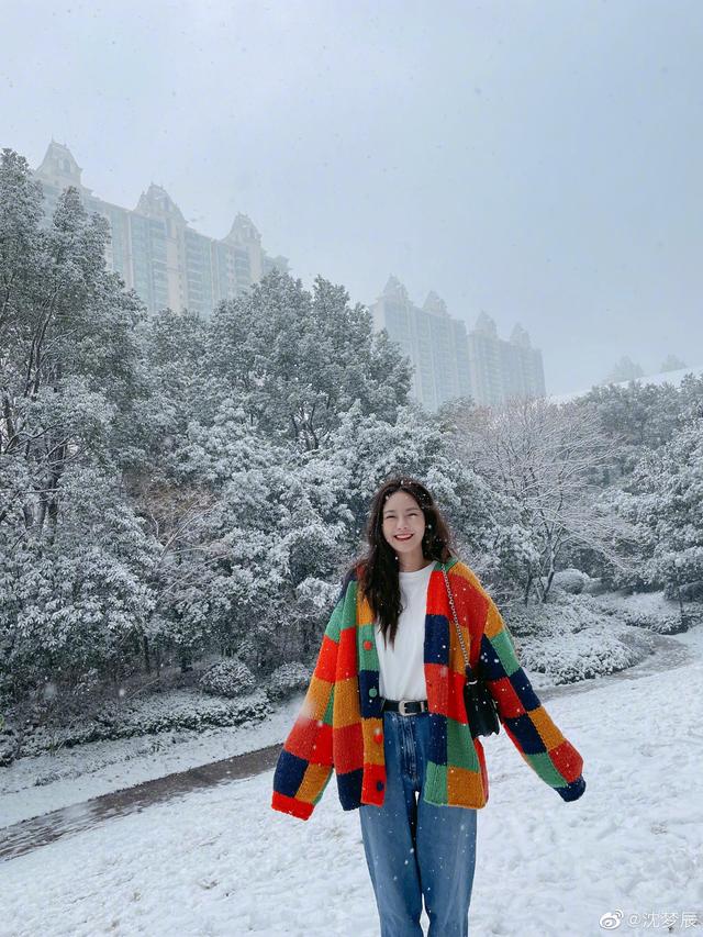 沈梦辰发长沙的初雪，身穿彩色毛线开衫，散发着青春的气息