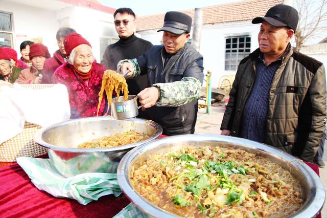 滕州：爱心“大锅菜”温暖留守老人