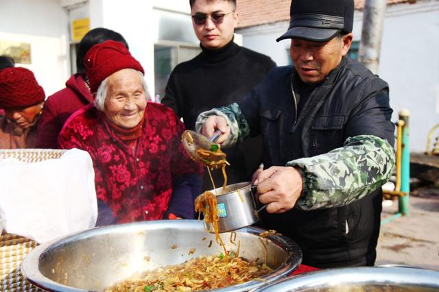 滕州：爱心“大锅菜”温暖留守老人