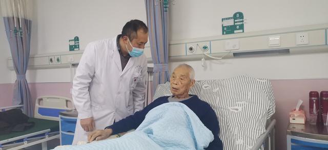 好医生“刀下”施妙招 九旬老人换骨成功——六枝博大医院为九旬高龄老人成功做“左股骨颈骨折”手术