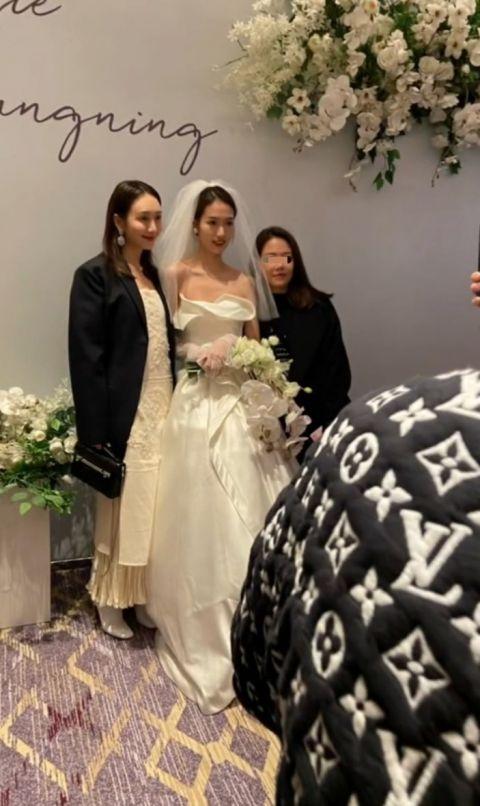 王鸥参加妹妹婚礼 与新娘合影温婉有气质