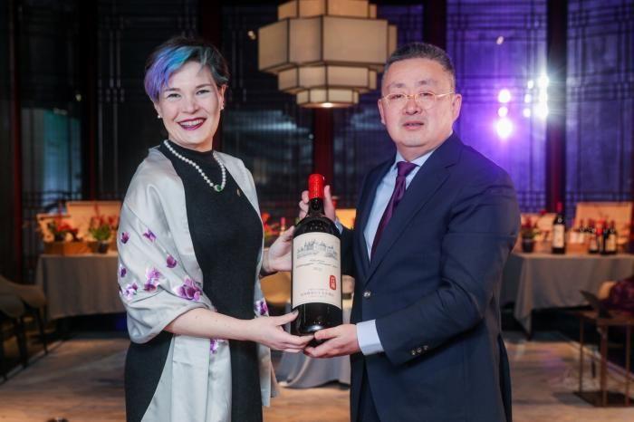 世界葡萄酒大师赵凤仪品鉴龙谕葡萄酒