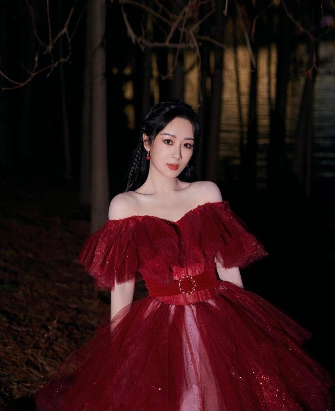 杨紫跨年晚会高清美照曝光一身红裙美出新高度