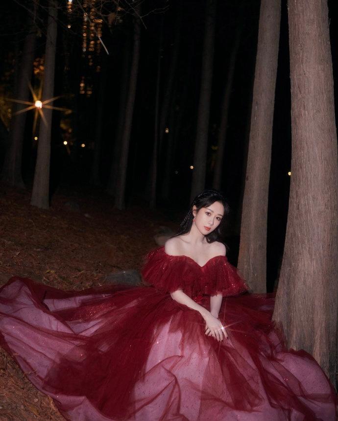 杨紫跨年晚会高清美照曝光一身红裙美出新高度