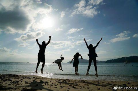 孙俪晒海边全家福庆新年一家人高高蹦起欢乐溢出屏幕