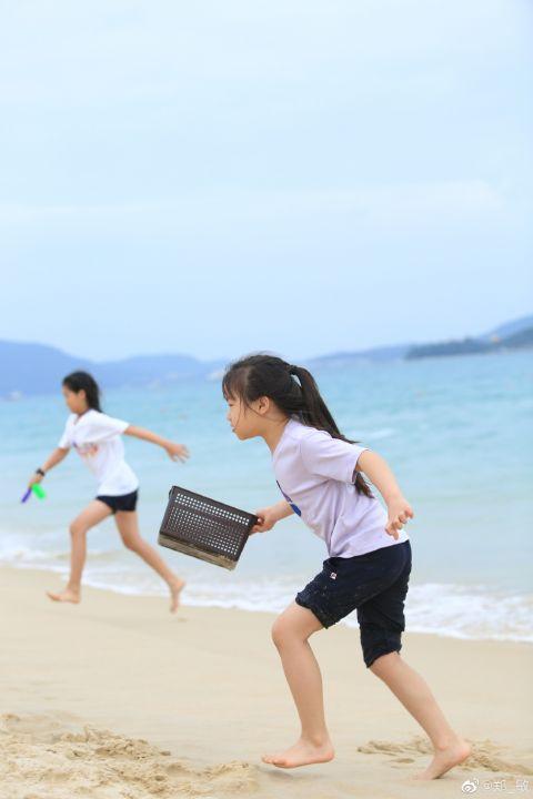 岳云鹏妻子晒俩女儿海边游玩照 姐妹俩与爸爸似复制粘贴