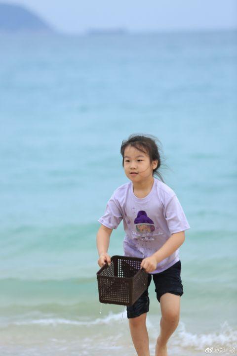 岳云鹏妻子晒俩女儿海边游玩照 姐妹俩与爸爸似复制粘贴