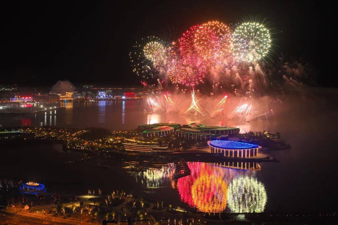 绚烂烟花点亮滴水湖夜空！2022新年烟花秀完美落幕