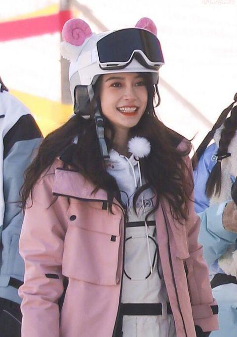 angelababy身穿粉色外套滑雪 造型甜美又可爱