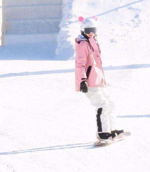 angelababy身穿粉色外套滑雪 造型甜美又可爱