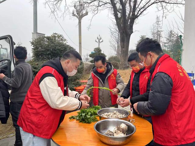 渭南：流动餐车来了，给一线防疫人员做口热乎饭