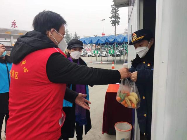 渭南：流动餐车来了，给一线防疫人员做口热乎饭