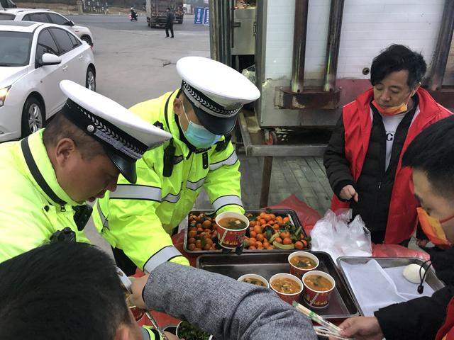 渭南：流动餐车来了，给一线防疫人员做口热乎饭