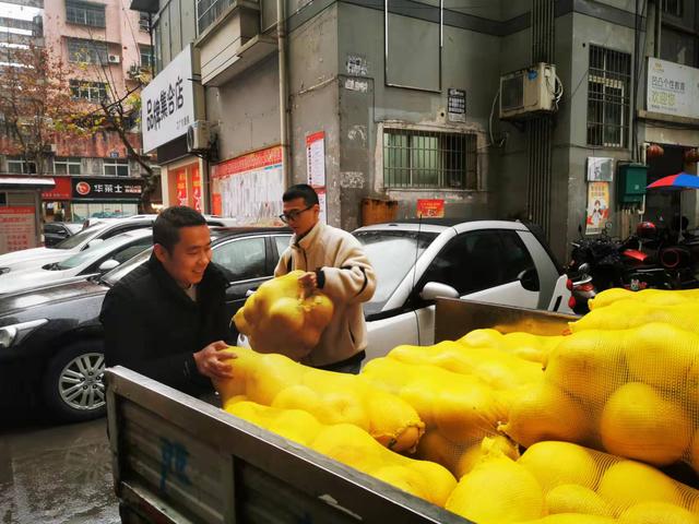 小小白柚果 浓浓帮扶情——湖北恩施学院驻宣恩板寮工作组主动作为助农增收