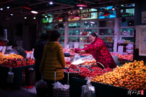 上海市区最大“小菜场”，爷叔阿姨里面骑车购年货