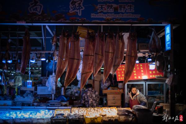 上海市区最大“小菜场”，爷叔阿姨里面骑车购年货