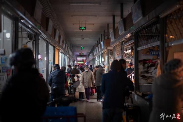 上海市区最大“小菜场”，爷叔阿姨里面骑车购年货