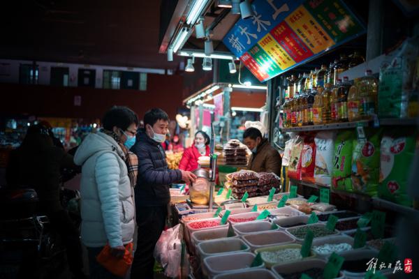 上海市区最大“小菜场”，爷叔阿姨里面骑车购年货