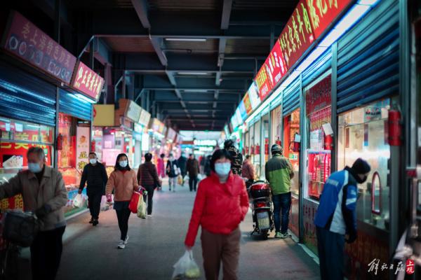 上海市区最大“小菜场”，爷叔阿姨里面骑车购年货