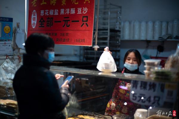 上海市区最大“小菜场”，爷叔阿姨里面骑车购年货