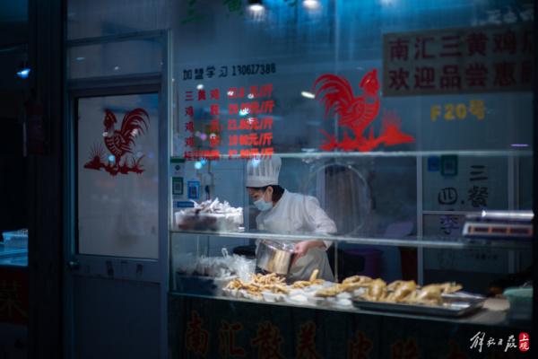 上海市区最大“小菜场”，爷叔阿姨里面骑车购年货