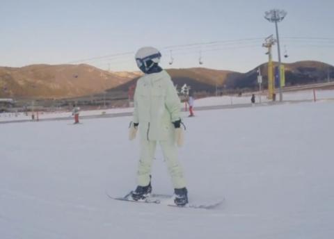 田亮晒儿女滑雪照 森蝶单板滑行动作流畅天赋超高