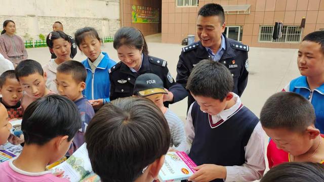 【你好，警察节】我们将这些治愈暖心的笑容送给你