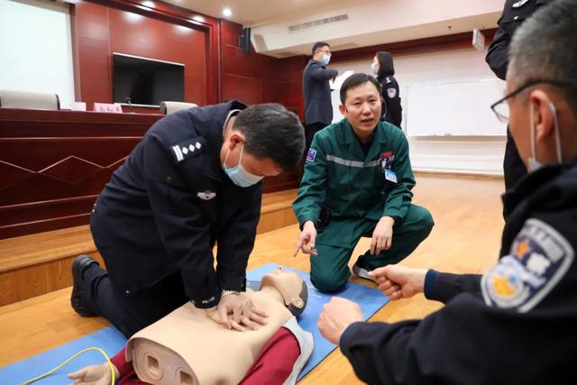 邹平：健康义诊进警营 爱警暖警聚警心