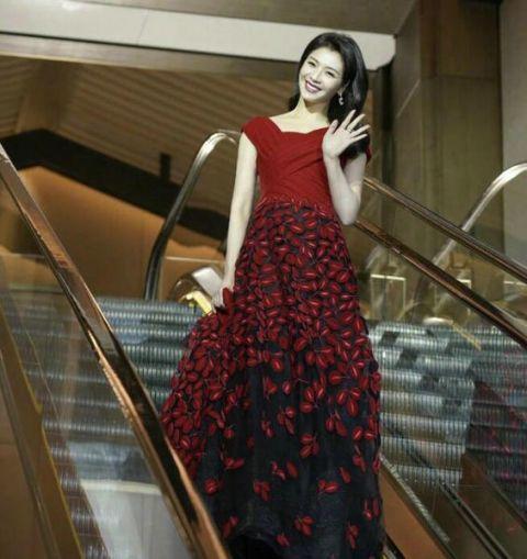 刘涛穿一袭红裙优雅亮相太惊艳 走路摇曳生姿气质佳