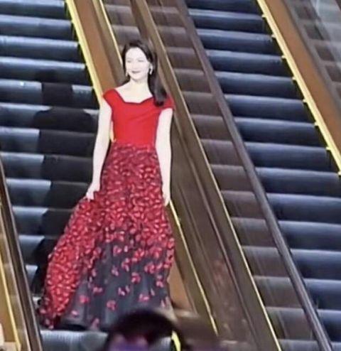 刘涛穿一袭红裙优雅亮相太惊艳 走路摇曳生姿气质佳