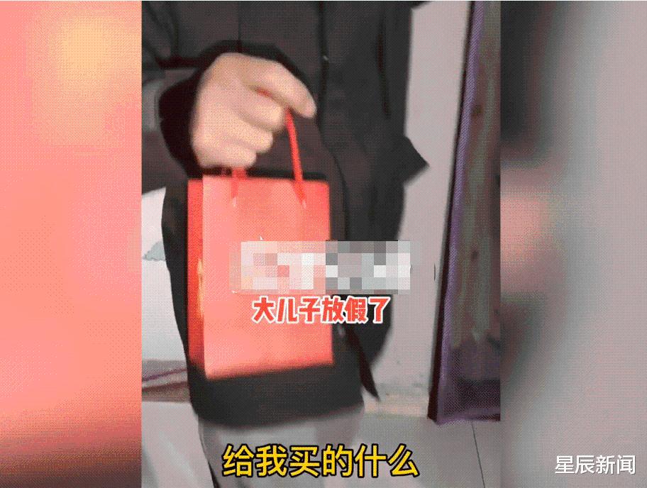 女子远嫁照顾继子18年，继子用第一笔奖学金买耳钉报答：所有付出都值得