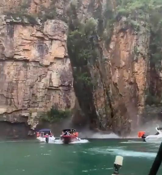 湖上岩石发生松动，导致倒塌砸在游船上，7人遇难20人仍下落不明